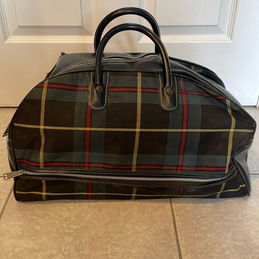 Vintage travel duffel plaid canvas, vinyl, metal Zipper works great.